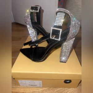 These are a size 7 in womens , glittter SIMMI shoes.